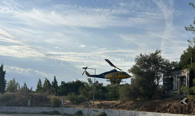 Βίντεο με ελικόπτερο της Πυροσβεστικής να πετά σε χαμηλή πτήση δίπλα στο κοιμητήριο Παπάγου