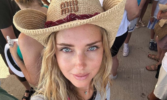 Κιάρα Φεράνι: Διακοπές στην Κω - Το «καυτό» μπικίνι, οι ταβέρνες και το πολυτελές ξενοδοχείο