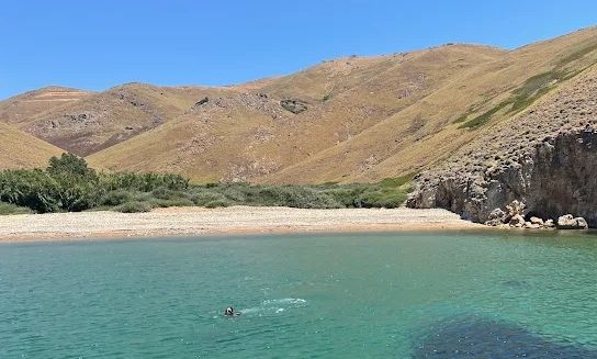 Λήμνος: Γυναίκα και δυο ανήλικοι εγκλωβίστηκαν σε δύσβατη παραλία - Επενέβη το Λιμενικό