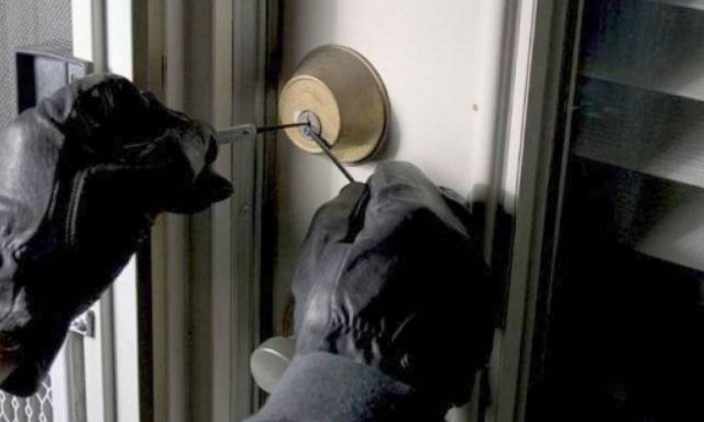 Γαλάτσι: Πατέρας με το βρέφος του στην αγκαλιά ήρθε πρόσωπο με πρόσωπο με διαρρήκτη