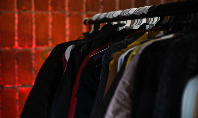 Θεσσαλονίκη: Πωλούσαν ρούχα «μαϊμού» βάζοντας στάμπες γνωστών εταιρειών – Δύο συλλήψεις