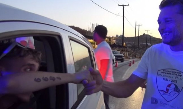 Μύκονος: «Πάγωσε» Ιταλός τουρίστας όταν τον σταμάτησε για έλεγχο ένας θρύλος της F1 – Δείτε βίντεο