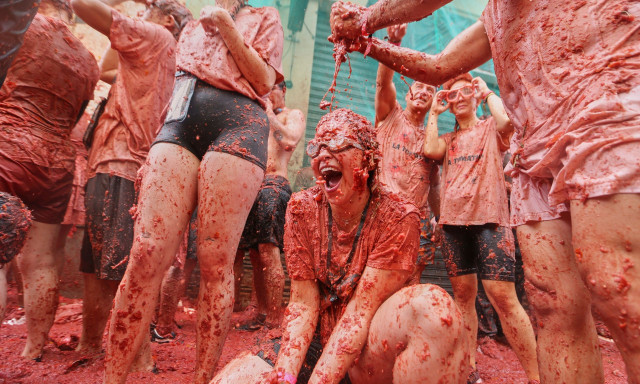 Ισπανία: Εντυπωσιακές εικόνες από τον ντοματοπόλεμο στους δρόμους της Βαλένθια