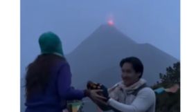 Άνδρας κάνει πρόταση γάμου και εξερράγη το ηφαίστειο μόλις ακούστηκε το «Ναι» - Απίστευτο βίντεο