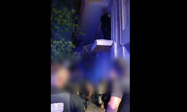 Καμίνια: Παίρνουν το παιδί που κλείδωσαν στο μπαλκόνι από τη μητέρα - Μεταφέρεται στον πατέρα