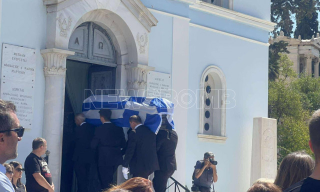 Δημήτρης Κωνσταντάρας: Σκεπασμένο με την ελληνική σημαία το φέρετρό του