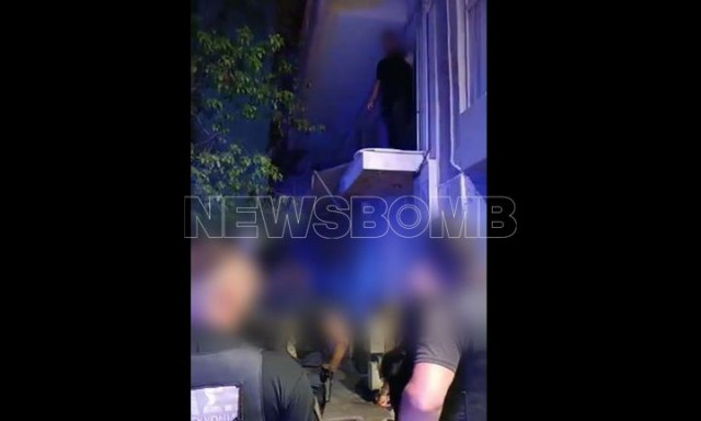 Αστυνομικοί διασώζουν παιδί από μπαλκόνι πολυκατοικίας στα Καμίνια - Βίντεο ντοκουμέντο