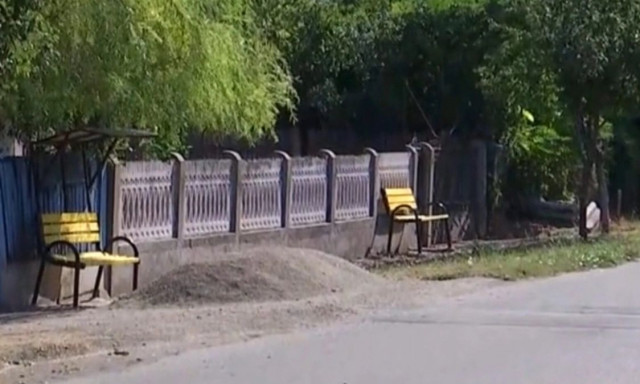 Ρουμανία: Το χωριό χωρίς νερό και αποχέτευση που ξόδεψε 23.000€ για 100 παγκάκια