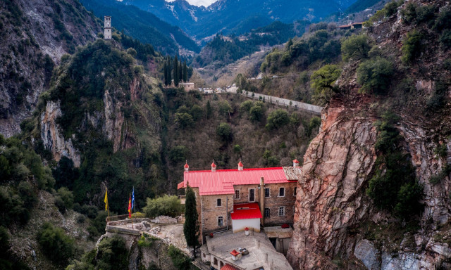 Καρπενήσι: Ιδανικός προορισμός για το φθινόπωρο – Μαγευτικά τοπία και γραφικά χωριά