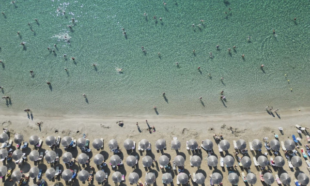 Με μονοήμερες εκδρομές στην παραλία συμβιβάζονται οι Έλληνες