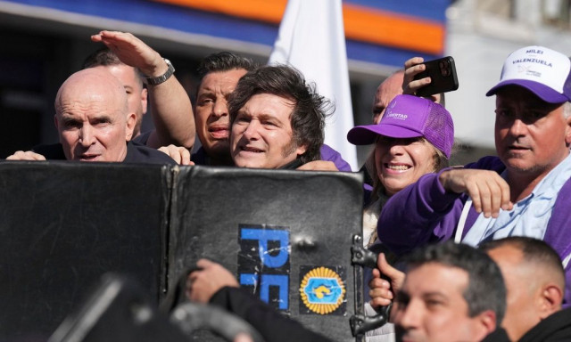 Αργεντινή: Οργισμένο πλήθος λιθοβόλησε και προπηλάκισε τον πρόεδρο Μιλέι