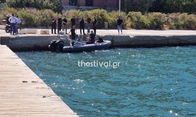 Θεσσαλονίκη: 85χρονος έπεσε στον Θερμαϊκό - Αστυνομικοί βούτηξαν και τον έσωσαν - Δείτε βίντεο