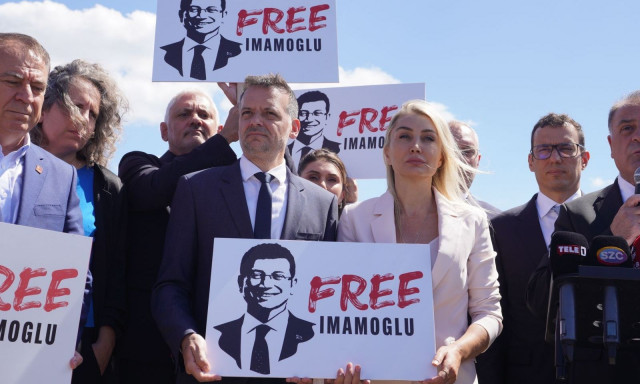 Έξω από τις φυλακές που κρατείται ο Ιμάμογλου βρέθηκε ο Χάρης Δούκας: «Η δημοκρατία δε φυλακίζεται»