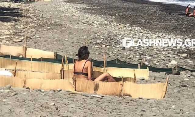 Σάλος στα Χανιά: Γυναίκα κάνει ηλιοθεραπεία σε προστατευμένο χώρο για θαλάσσιες χελώνες