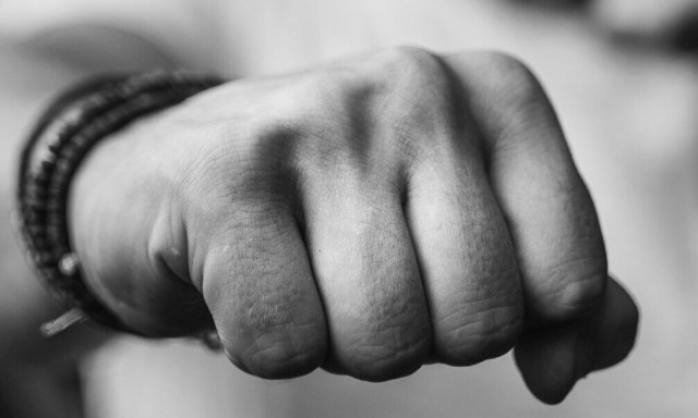 Άγριο συμβάν στη Νέα Αλικαρνασσό: Μεθυσμένος τουρίστας ξυκολόπησε κοπέλα χωρίς λόγο