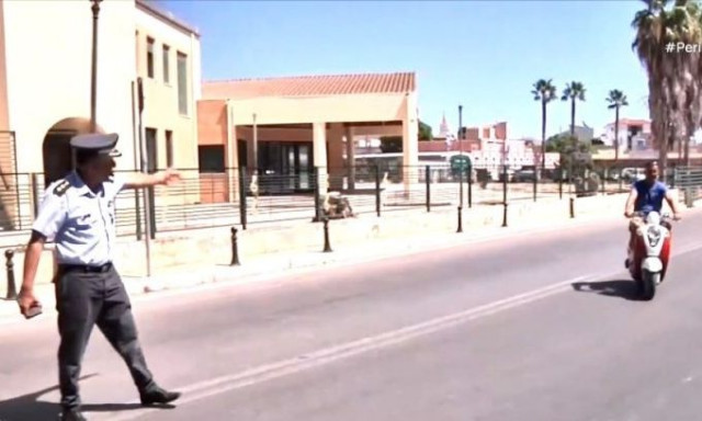 Ζάκυνθος: Αντί για κλήσεις, η τροχαία μοιράζει… κράνη