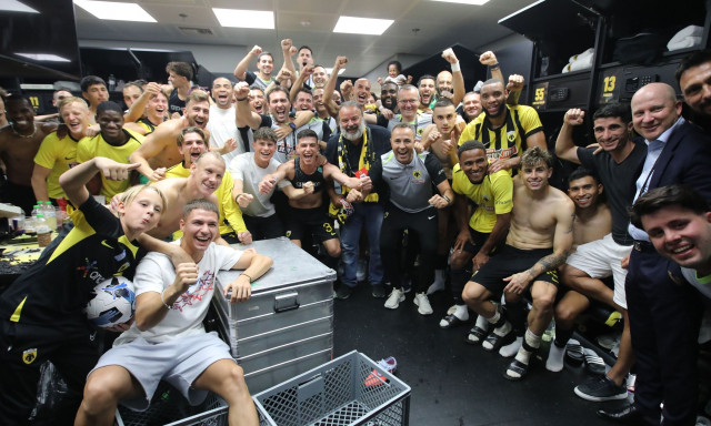 ΑΕΚ: Ο Ηλιόπουλος ανακοίνωσε έξτρα πριμ στους παίκτες κι έγινε... χαμός – Βίντεο από τα αποδυτήρια!