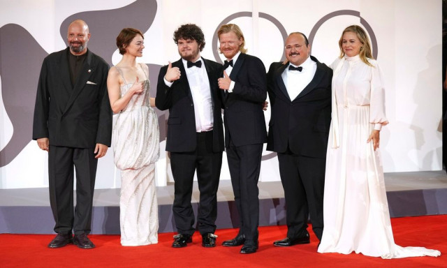 Θρίαμβος για τον Λάνθιμο και την Έμα Στόουν στο Φεστιβάλ Βενετίας με το «Bugonia»