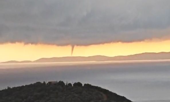 Θεσπρωτία: Εντυπωσιακός υδροστρόβιλος σχηματίστηκε στο Ιόνιο - Δείτε εικόνες