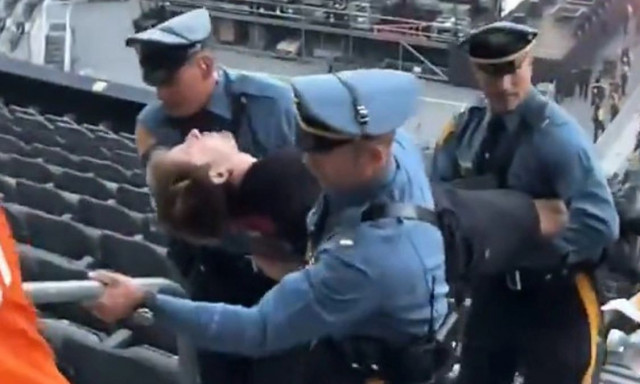 Σηκωτός απομακρύνθηκε θεατής στη συναυλία των Korn και System of a Down για άσεμνη πράξη