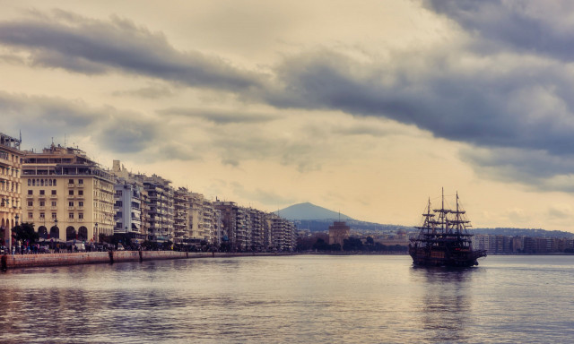 Θεσσαλονίκη: Αστυνομικοί διέσωσαν 85χρονο που έπεσε στο Θερμαϊκό