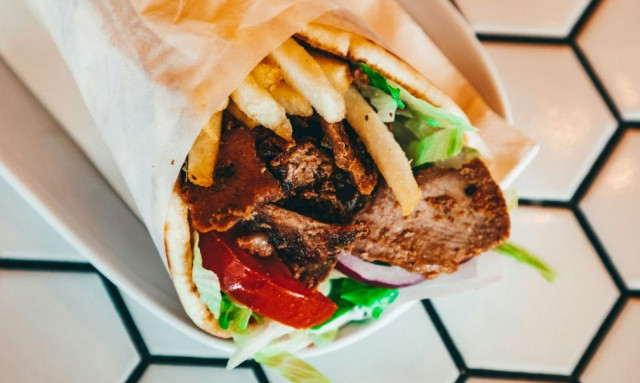 Ακρίβεια: Είδος πολυτελείας το σουβλάκι – «Αγγίζει» ακόμη και τα 6,50 ευρώ στην Κρήτη