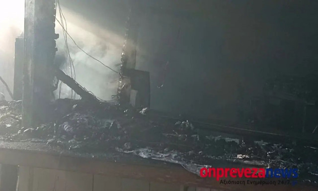 Εικόνες καταστροφής στην Πρέβεζα: Στις φλόγες γνωστό beach bar στην παραλία Μονολίθι