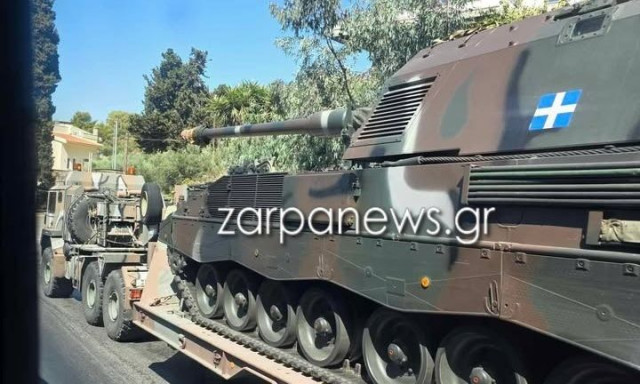 Βγήκαν στους δρόμους τα άρματα μάχης στα Χανιά - Εντυπωσιακές εικόνες