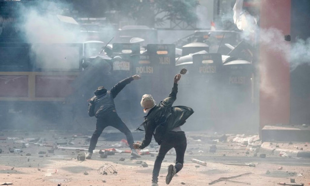 Ινδονησία: Διαδηλωτές πυρπόλησαν κτήριο Περιφέρειας - Τρείς νεκροί και τέσσερις τραυματίες
