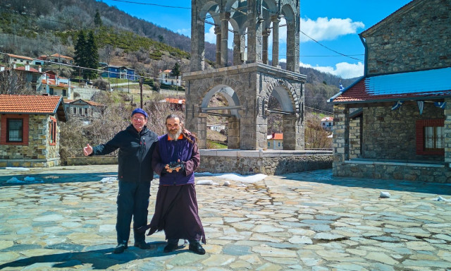 Ο «παπα-razzι» της Κοζάνης: Ο ιερέας που συνδυάζει Θεία Λειτουργία και βίντεο