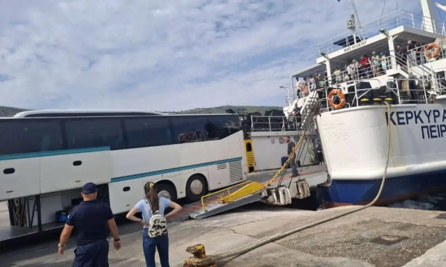 Ηγουμενίτσα: Λεωφορείο «κόλλησε» στη μπουκαπόρτα πλοίου με προορισμό την Κέρκυρα