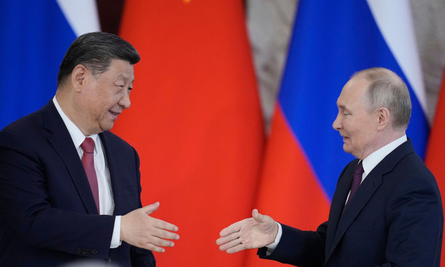 Το διπλό παιχνίδι της Κίνας: «Αγκαλιάζει» τον Πούτιν, ενώ στέλνει αντιπροσωπεία στις ΗΠΑ