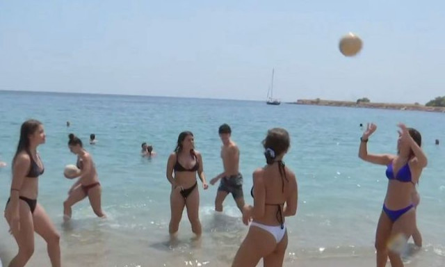 Τελευταία ημέρα καλοκαιριού και οι παράλιες «πλημμύρισαν» από κόσμο