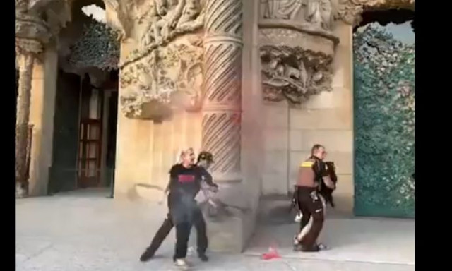Ακτιβίστριες του κλίματος έριξαν κόκκινη μπογιά στη Σαγράδα Φαμίλια - Δείτε βίντεο