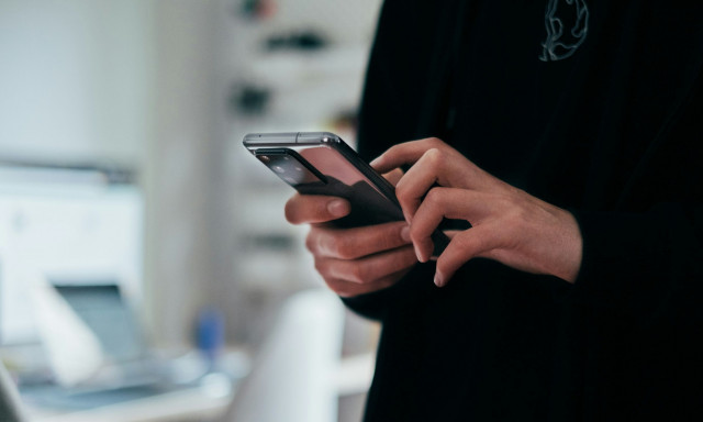 Σε αυτές τις χώρες οι πολίτες περνούν περισσότερη ώρα στο κινητό τηλέφωνο