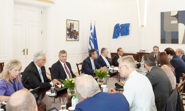 Μητσοτάκης με Ελληνική Ένωση Τραπεζών: Δωρεά €400 εκατ. για εκσυγχρονισμό σχολικών μονάδων