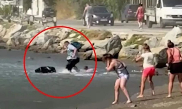 Το «έθιμο» συνεχίζεται στη Σκιάθο: Τουρμπίνα αεροπλάνου σκορπάει στη θάλασσα βαλίτσες και τουρίστες