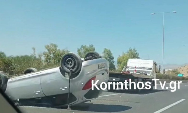 Αναποδογυρισμένα οχήματα στη μέση της Αττική Οδού - Σφοδρό τροχαίο με φορτηγά