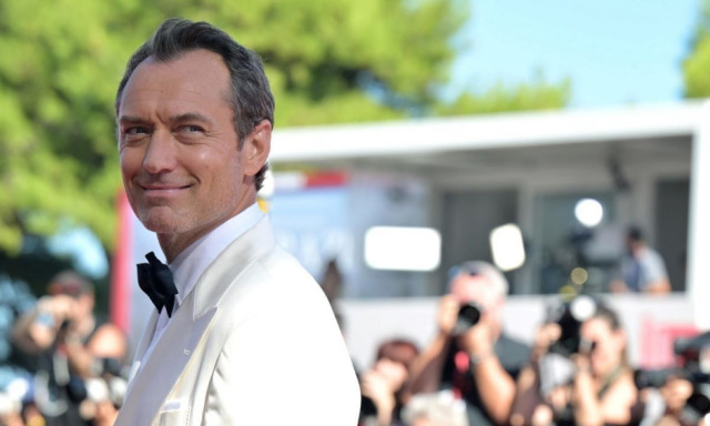 Φεστιβάλ Κινηματογράφου Βενετίας: Δέκα λεπτά χειροκρότημα για τον Βλαντιμίρ Πούτιν του Τζουντ Λο