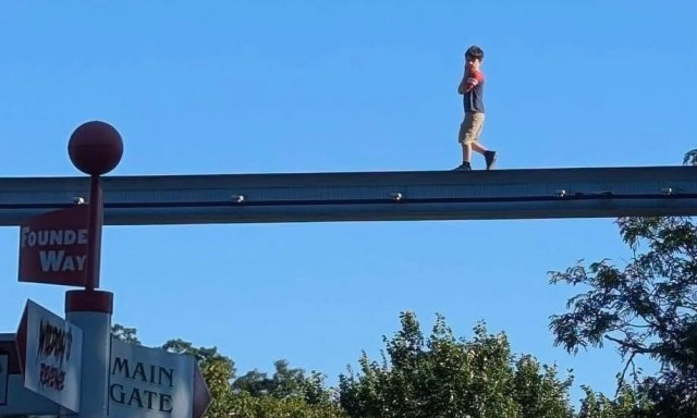 H στιγμή της ηρωικής διάσωσης σε πάρκο - Αγοράκι περπατούσε σε σιδηροδρομική γραμμή ύψους 30 μέτρων