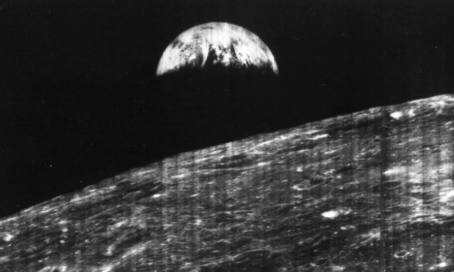 Η εικόνα της Γης από τη Σελήνη: Πώς μια ξεχασμένη εικόνα του 1966 αλλαξε την Ιστορία του Διασήματος