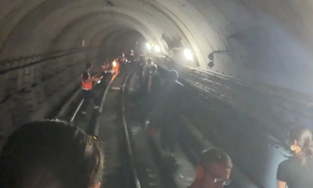 Βρετανία: Επιβάτες εγκλωβίστηκαν για ώρες στο μετρό του Λονδίνου - Περπάτησαν στις ράγες - Βίντεο