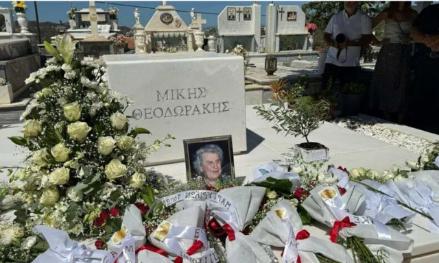 Μίκης Θεοδωράκης: Κλίμα συγκίνησης στο ετήσιο μνημόσυνο για τον συνθέτη στα Χανιά