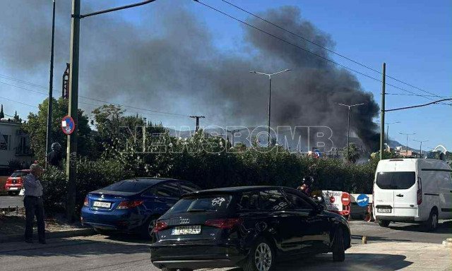 Στις φλόγες αυτοκίνητο στην Κηφισιάς -  Σημειωτόν τα ΙΧ στην κάθοδο