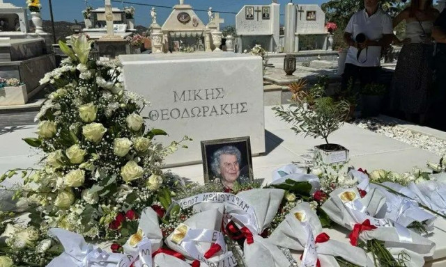 Μίκης Θεοδωράκης: Συγκινημένη η εγγονή του στο ετήσιο μνημόσυνο του σπουδαίου συνθέτη