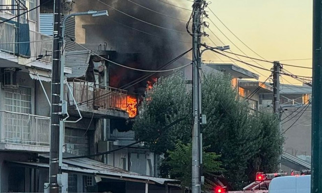 Φωτιά σε επιχείρηση στο Περιστέρι - Στο νοσοκομείο ένα άτομο, δείτε εικόνες