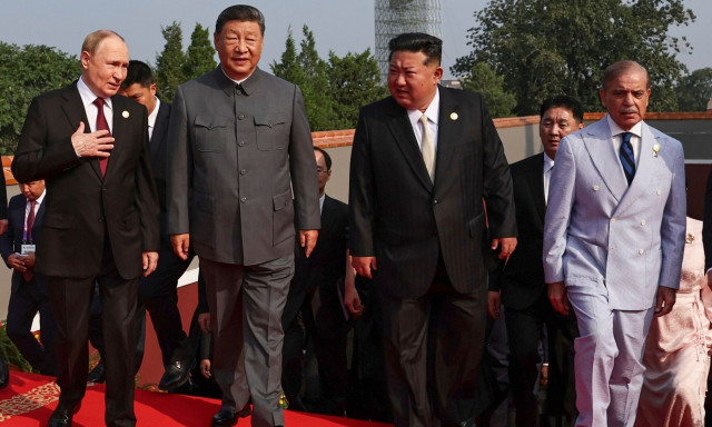 Ανατολή Vs Δύσης και επίσημα: Όσα έγιναν στην παρέλαση του Πεκίνου - Μαζί Πούτιν, Σι, Ουν