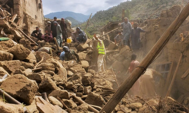 Σκηνές τραγωδίας στο Aφγανιστάν: Επιζώντες σκάβουν μαζικούς τάφους με τα χέρια τους