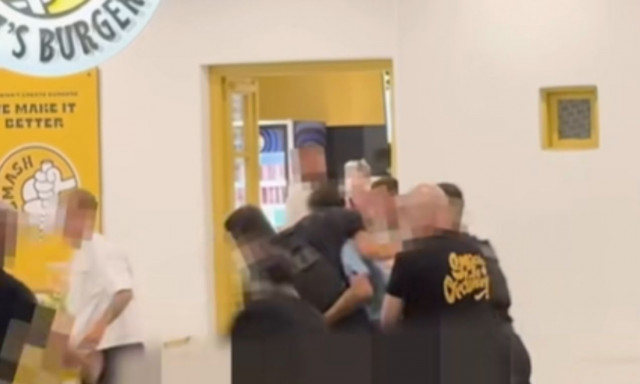 Άγρια συμπλοκή στα στενά της Μυκόνου ανάμεσα σε αστυνομικούς και Ιταλούς τουρίστες (βίντεο)