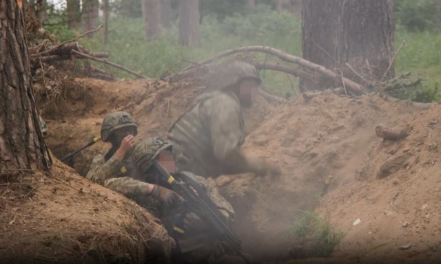 Το ΝΑΤΟ εκπαιδεύει Ουκρανούς στρατιώτες για την πρώτη γραμμή των μαχών - Δείτε το βίντεο